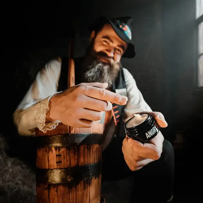 Angry Beards Balsam do brody Carl - lekki chwyt i zapach migdałów oraz drzewa sandałowego 46g