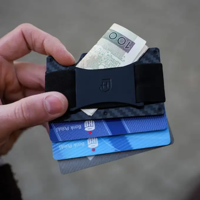 James Hawk Case Wallet Carbon Strap - Małe etui na karty z lekkiego i trwałego aluminium w kolorze carbon z paskiem na banknoty
