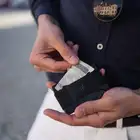 James Hawk Case Wallet Black Strap - Małe etui na karty z lekkiego i trwałego aluminium w kolorze czarnym z paskiem na banknoty